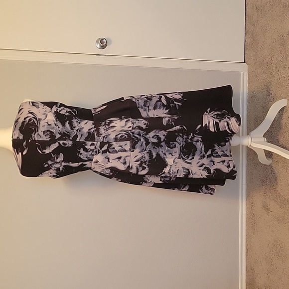 Elegant Tally Taylor Abstract Pattern Fit-and-Flare Dress, Size 6 - Picture 4 of 5